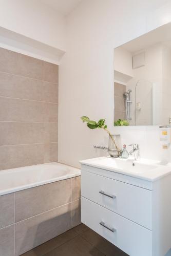 One-Bedroom Apartment image 2