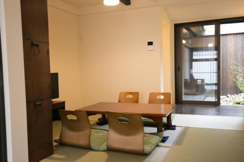 Superior Family Room image 10