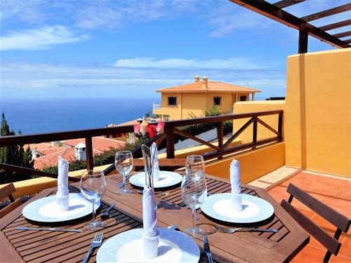 

Romantic Ocean Views Apartment