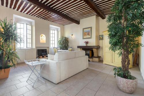 Very charming studio apartment on port in Cannes a short walk to Palais with Aircon and internet 411