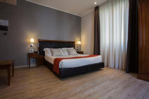 Deluxe Double or Twin Room with Partial Sea View