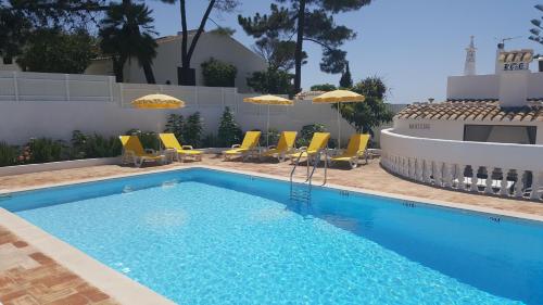 Villa com Piscina a 15o metros da Praia gîte à louer Olhos d'Agua