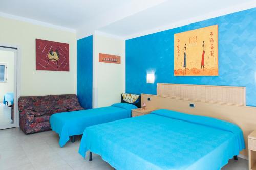 1 king bed, 1 twin bed
