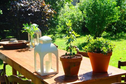 Restorāns, Domaine Charente Glamping Familyroom Le Jardin with external toilet & shower house & outdoor kitchen in Saint-Claud