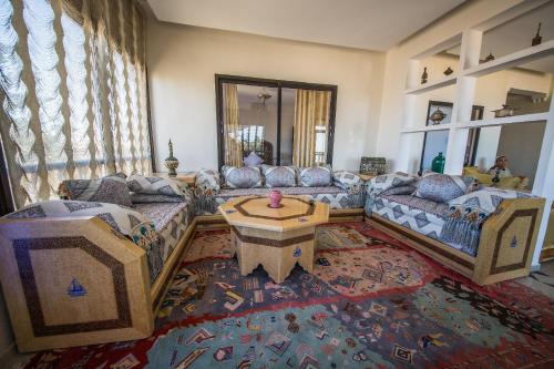 Hotel Des Iles Stop at Hôtel Des Iles to discover the wonders of Essaouira. Offering a variety of facilities and services, the property provides all you need for a good nights sleep. Service-minded staff will welc