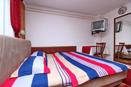 One-Bedroom Apartment image 8