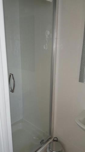 Single Room with Shower image 3