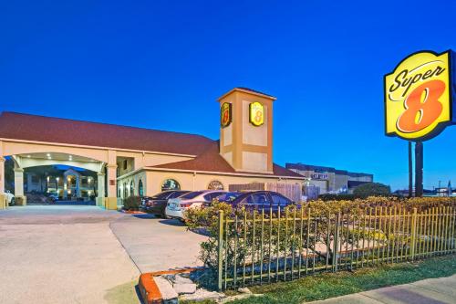 Super 8 by Wyndham Houston Hobby Airport South