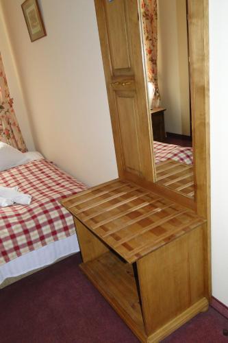 Single Room image 6