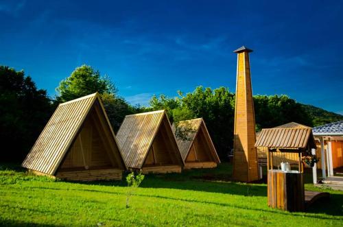  Rooms & Glamping Lana Haus, Unterkunft in Ličko Petrovo Selo