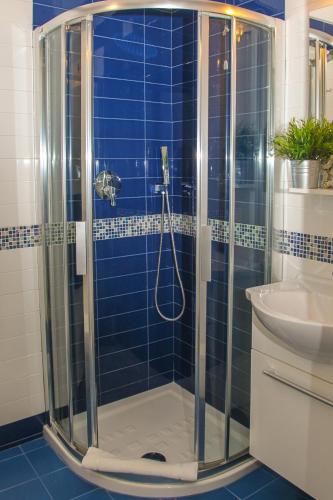 Capri Blue Room Type - Deluxe Room (2 Adults + 1 Child)