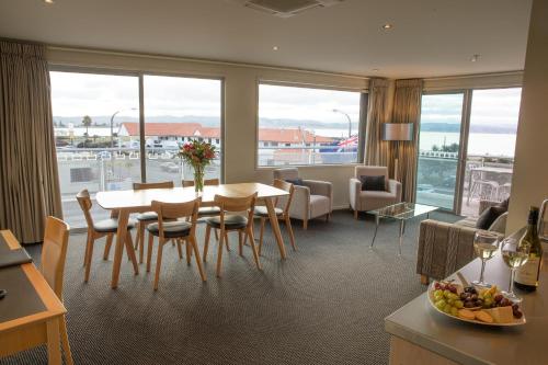 酒店周边, 皇冠大酒店 (The Crown Hotel) in 纳皮尔