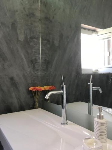 Mind-blowing Acropolis View Apt - image 11