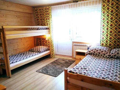 1 queen bed, 1 bunk bed