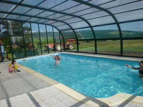 Peldbaseins, Auberge les Volpilieres in Ruynes-en-Margeride