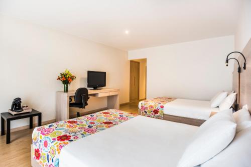 罗萨莱斯广场酒店