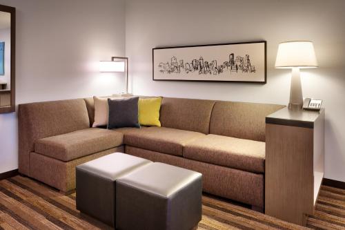 2 queen beds, 1 sofa bed