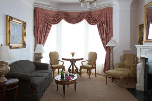 1 king bed, 1 sofa bed