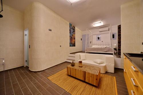 Amo Suites & Spa - Tap to explore photos