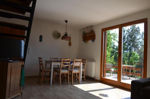Iekārtas, Ozgida Nyaralohaz in Zebegeny