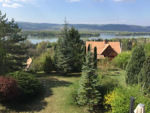 Skats, Ozgida Nyaralohaz in Zebegeny