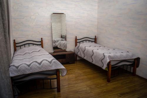 3 twin beds