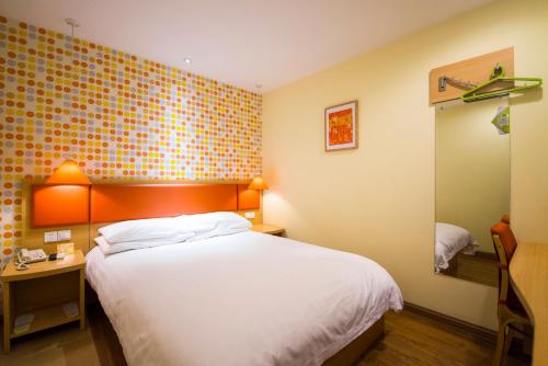 Home Inn Haikou Gaodeng Street East Line Expressway Exit Home Inn Haikou Gaodeng Street East Line Expresswa is conveniently located in the popular Qiongshan area. Offering a variety of facilities and services, the property provides all you need for a good n