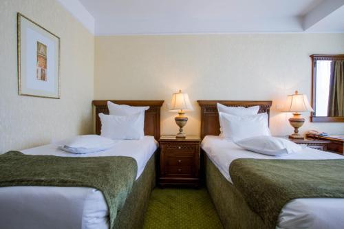 2 twin beds