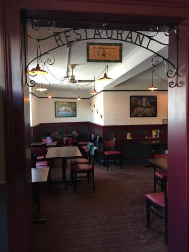 เดอะ บริดจ์ อินน์ (The Bridge Inn) in ทวิคเคนแฮม