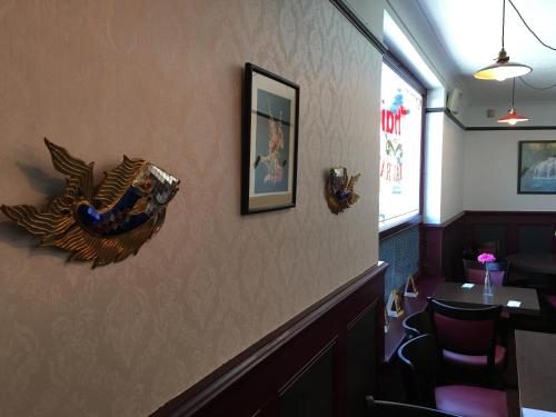 เดอะ บริดจ์ อินน์ (The Bridge Inn) in ทวิคเคนแฮม