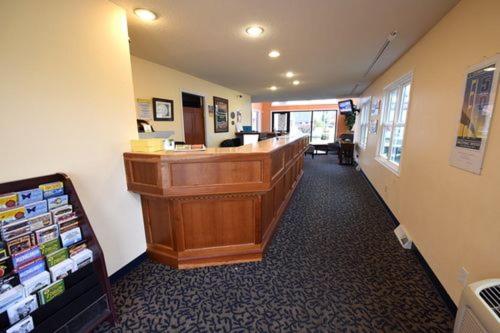 Days Inn by Wyndham Mackinaw City - Lakeview