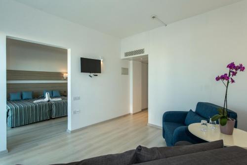 Kapetanios Bay Hotel - image 4