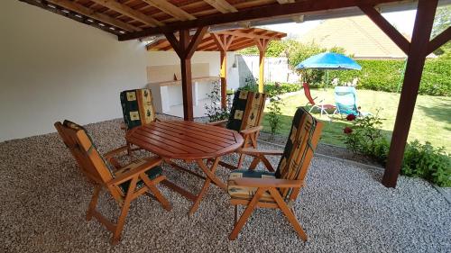 Shared lounge/TV area, Villa Nora in Egregy