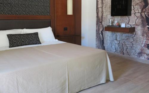 1 queen bed, 1 twin bed