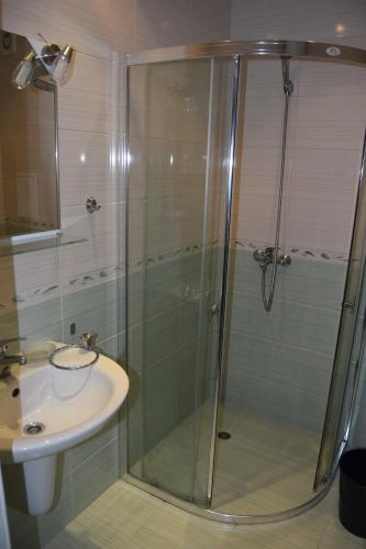 Admiral Plaza Apartments - image 4