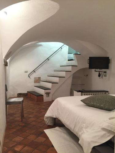 1 queen bed, 2 twin beds
