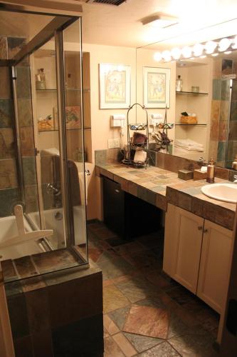 King Room image 4