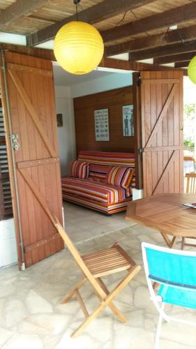 Dotări, Kay Zanndoli in La Trinite