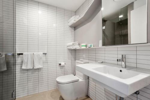 Bathroom, Platinum City Serviced Apartments in Melbourne
