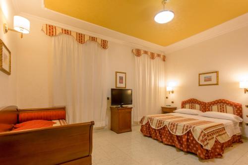 1 queen bed, 2 twin beds