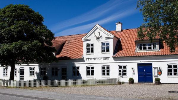 På bildet vises objektet Tylstrup Kro og Motel som ligger i byen Tylstrup.
