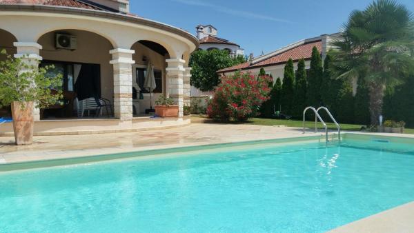 A la foto es mostra l'objecte Villa Parenzo situat a la ciutat de Poreč.