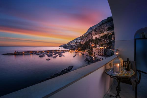 A la foto es mostra l'objecte Vista d'Amalfi situat a la ciutat de Amalfi.