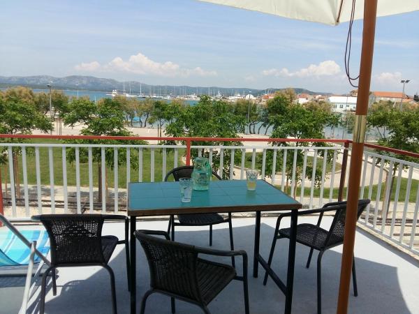 写真にはベティナ市にあるBasil Apartments and Roomsが写っています。