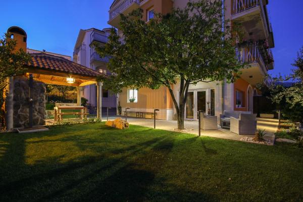 The photo shows the Apartments MEC & TIK located in the city of Split.