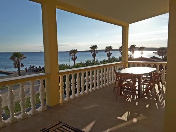 A la foto es mostra l'objecte Deby beach house situat a la ciutat de Vir.