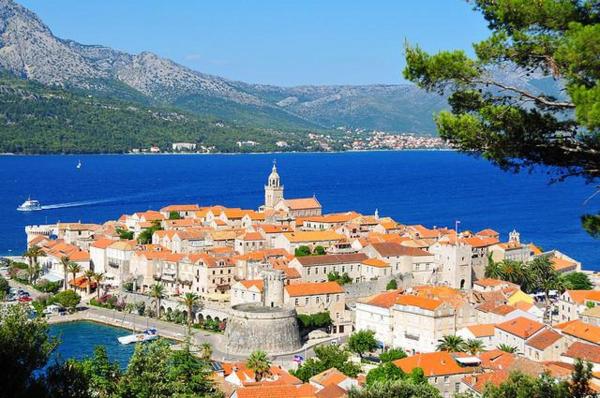 På bildet vises objektet Apartment Pomirenja som ligger i byen Korčula.