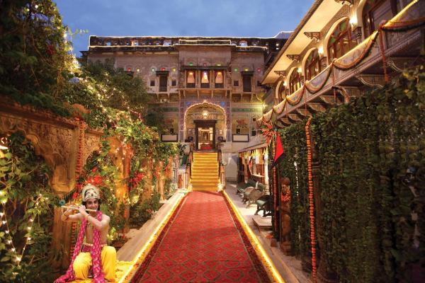 The photo shows the Hotel Mandawa Haveli located in the city of Fatehpur.