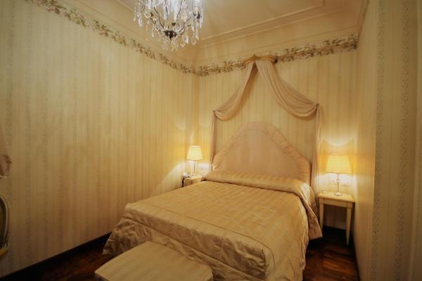 Na fotografii je vidět objekt Albergo Tre Pozzi nacházející se ve městě Borghetto.