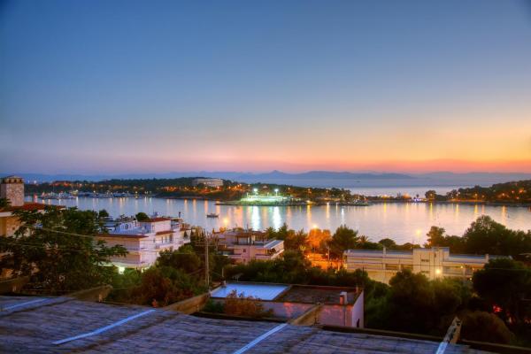 A la foto es mostra l'objecte Vouliagmeni Stylish Homes by BluPine situat a la ciutat de Atenes.